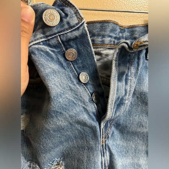 Levi’s High Rise Shorts - Picture 3 of 4